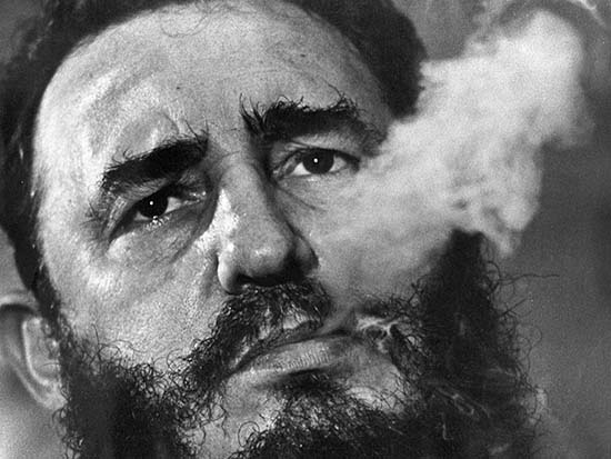 Fidel Castro humeando